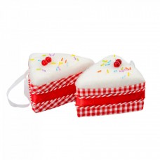 Decoratiune brad in forma de felie de tort, culoare alb cu rosu, dimensiune: 11x8.5x6.5 cm, 2 buc/ set, MI-500